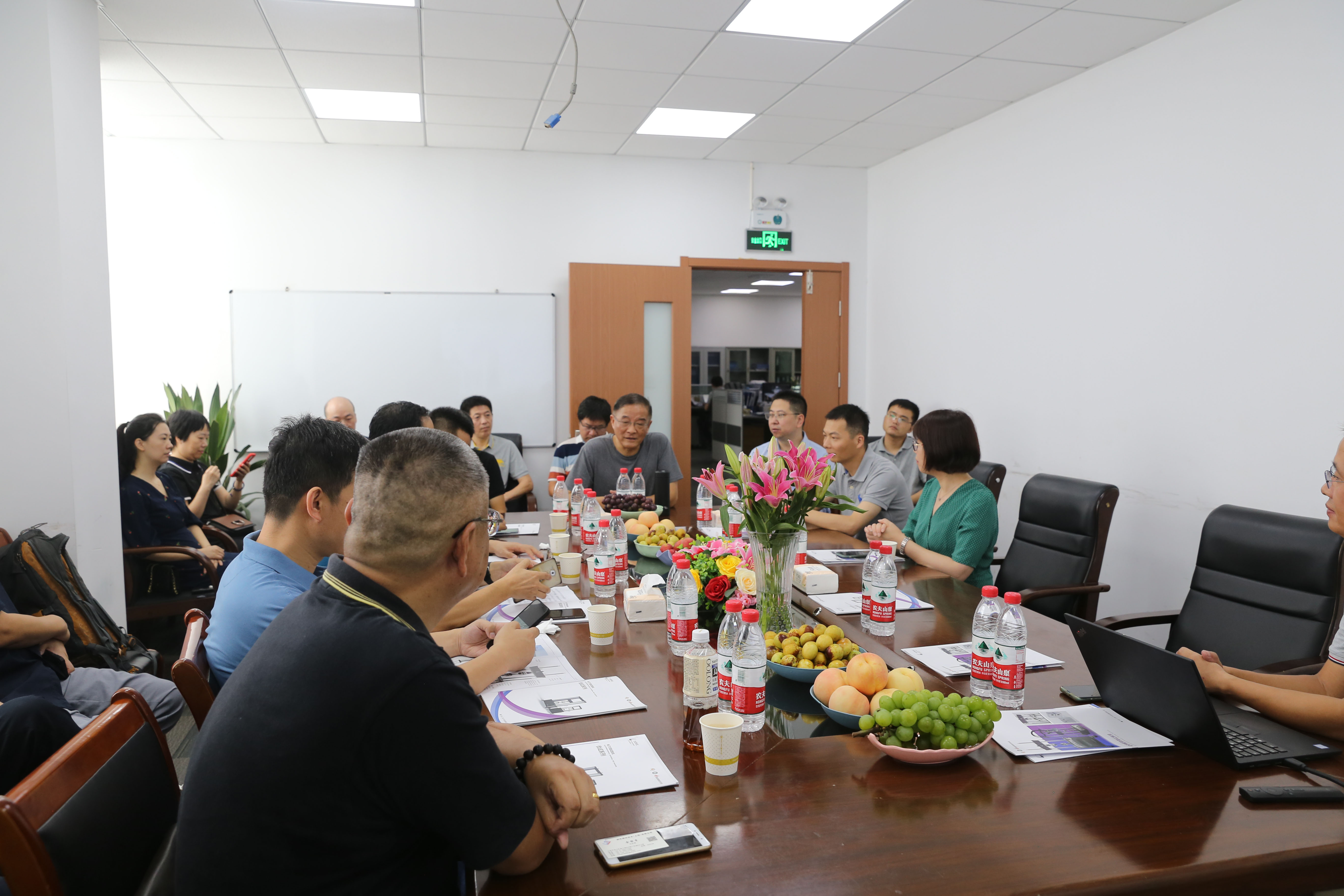 天下钢标委力学别离艺委员会上海地区委员和《理化磨练—物理分册》编委会上海地区的力学专业编委一行受邀来我司旅行指导并开展交流会_电液伺服新闻万能试验机_复合质料力学性能测试仪_疲劳试验机制造商_伟易博