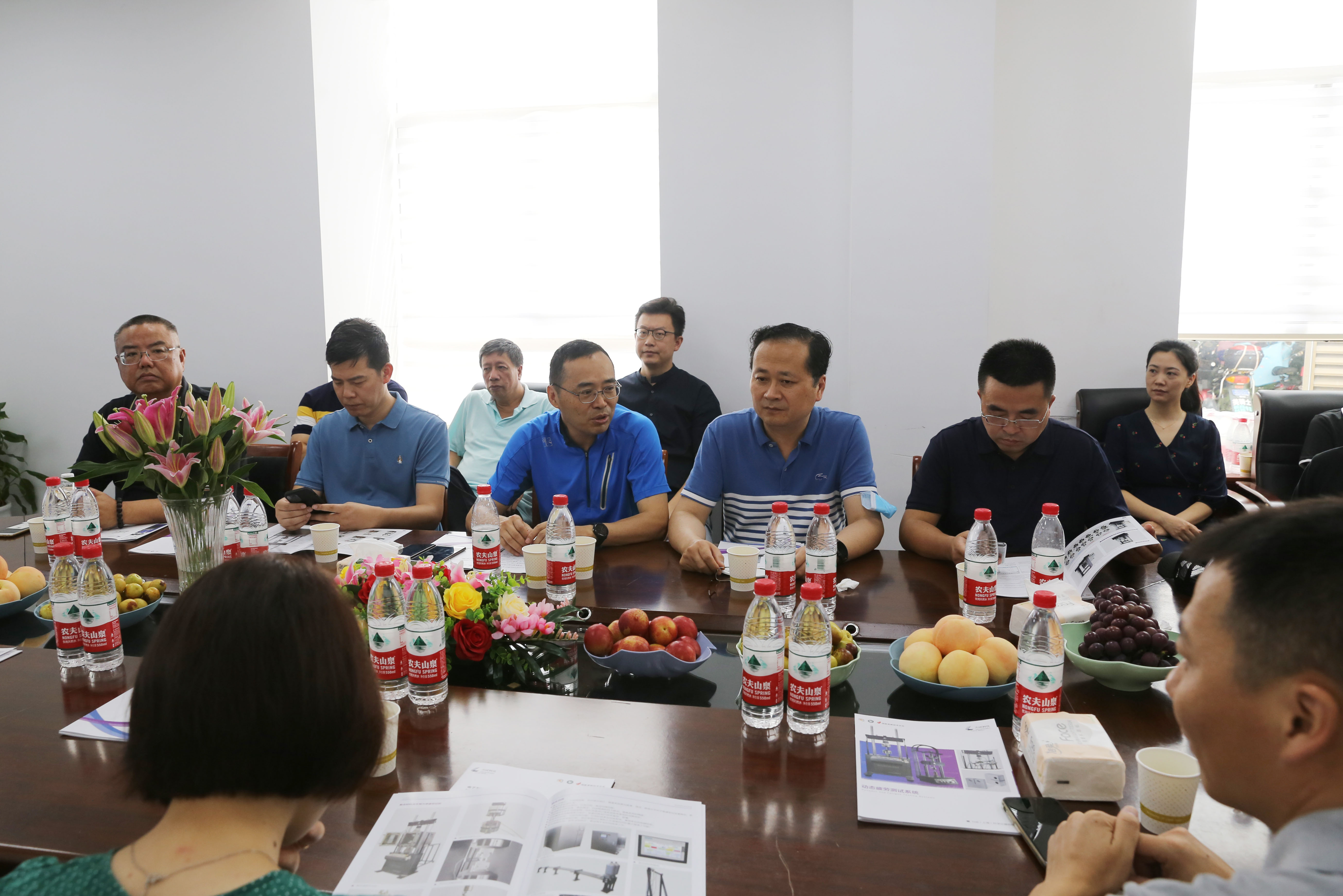 天下钢标委力学别离艺委员会上海地区委员和《理化磨练—物理分册》编委会上海地区的力学专业编委一行受邀来我司旅行指导并开展交流会_电液伺服新闻万能试验机_复合质料力学性能测试仪_疲劳试验机制造商_伟易博